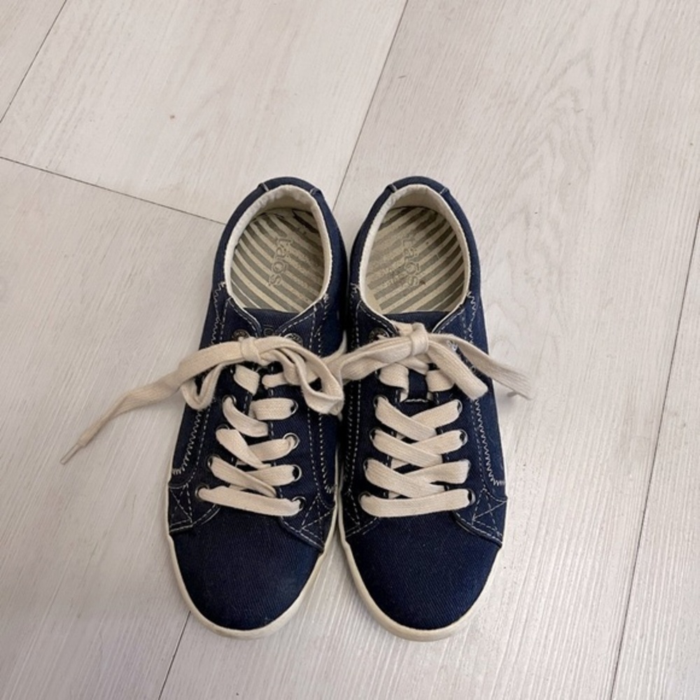 Taos Footwear Navy and Beige Sneakers
